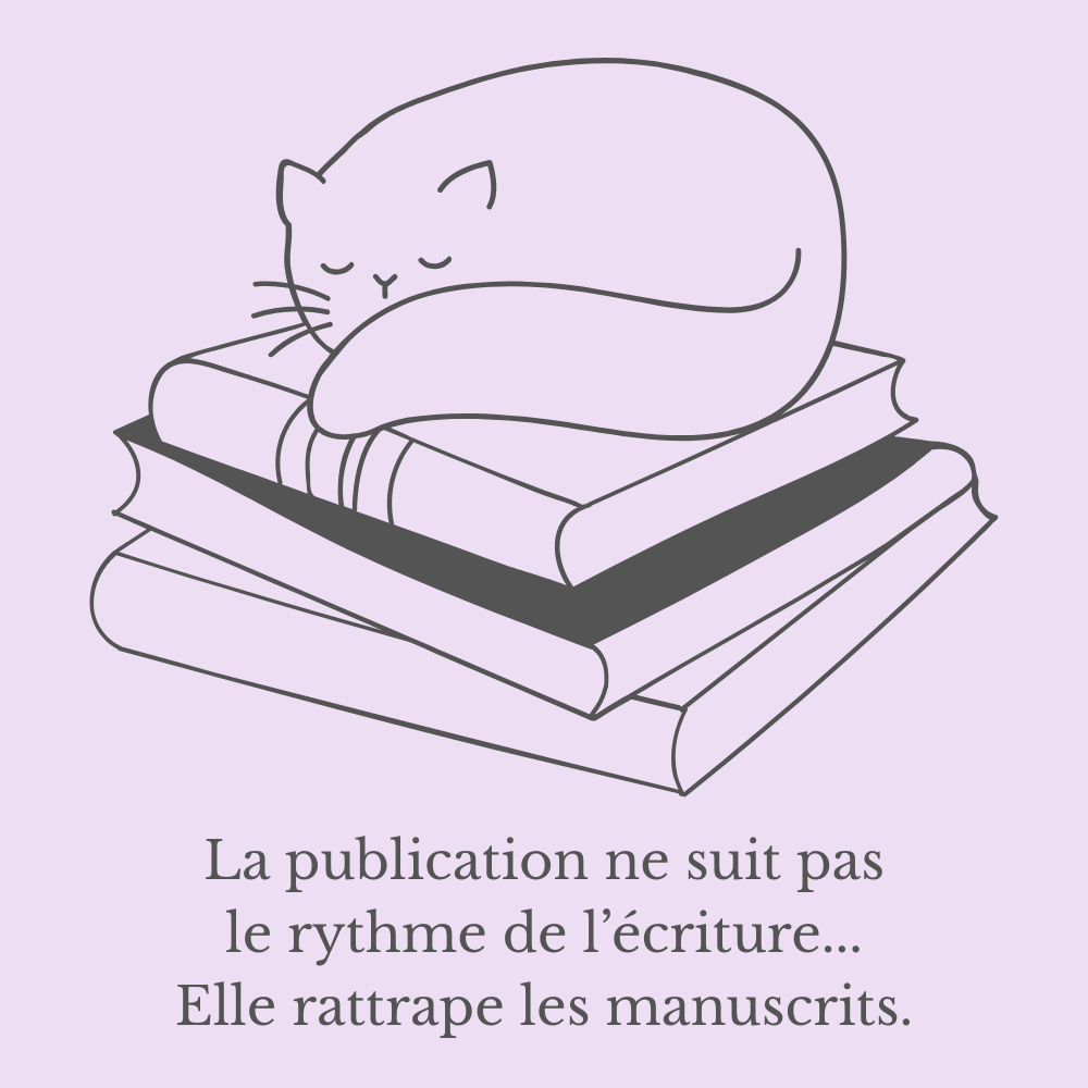 un chat qui dort sur une pile composée de trois livres.